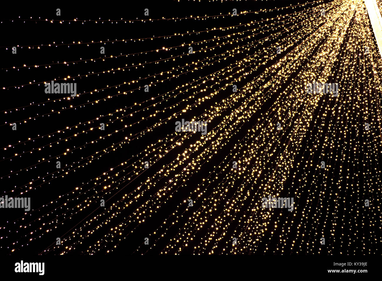 Kleine weiße LED-Leuchten in einer Reihe hängen, hellen Hintergrund Stockfoto