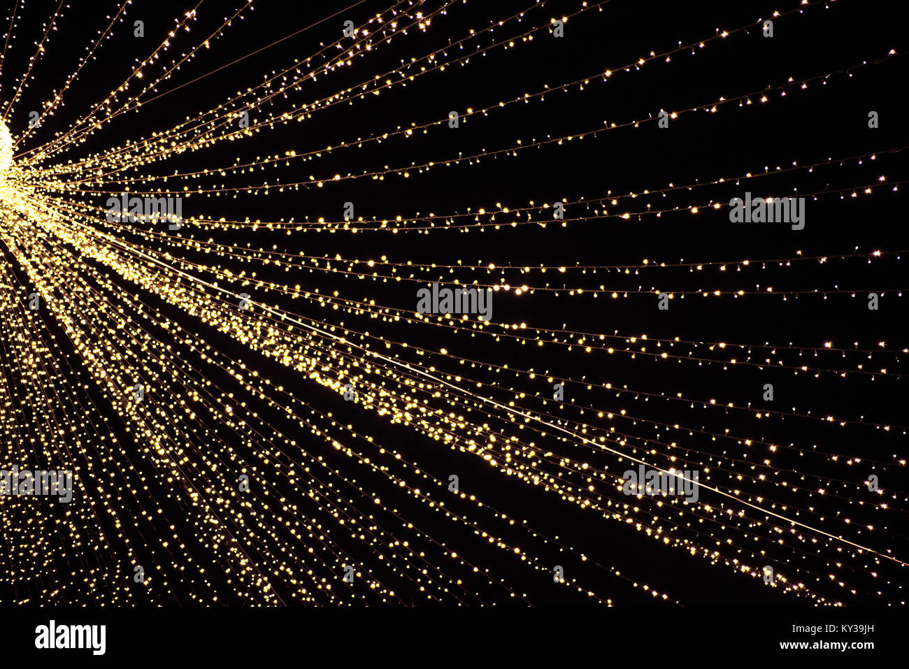 Kleine LED-Leuchten in einer Reihe hängen, hellen Hintergrund Stockfoto