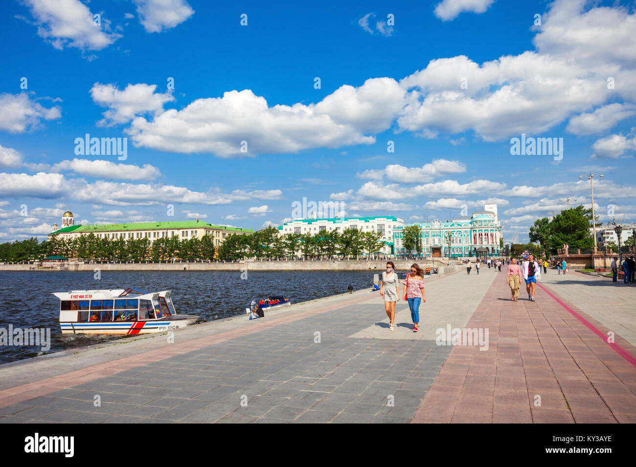 Jekaterinburg, Russland - Juli 02, 2016: Ekaterinburg City Skyline und Iset Fluss. Jekaterinburg ist die viertgrößte Stadt in Russland und der Cen Stockfoto