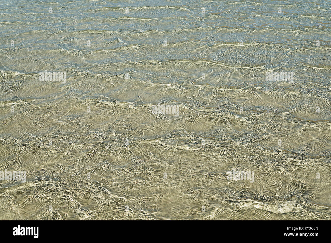 Sonne auf dem Wasser im Meer, See, Ozean. Die Beschaffenheit des Wassers. Stockfoto