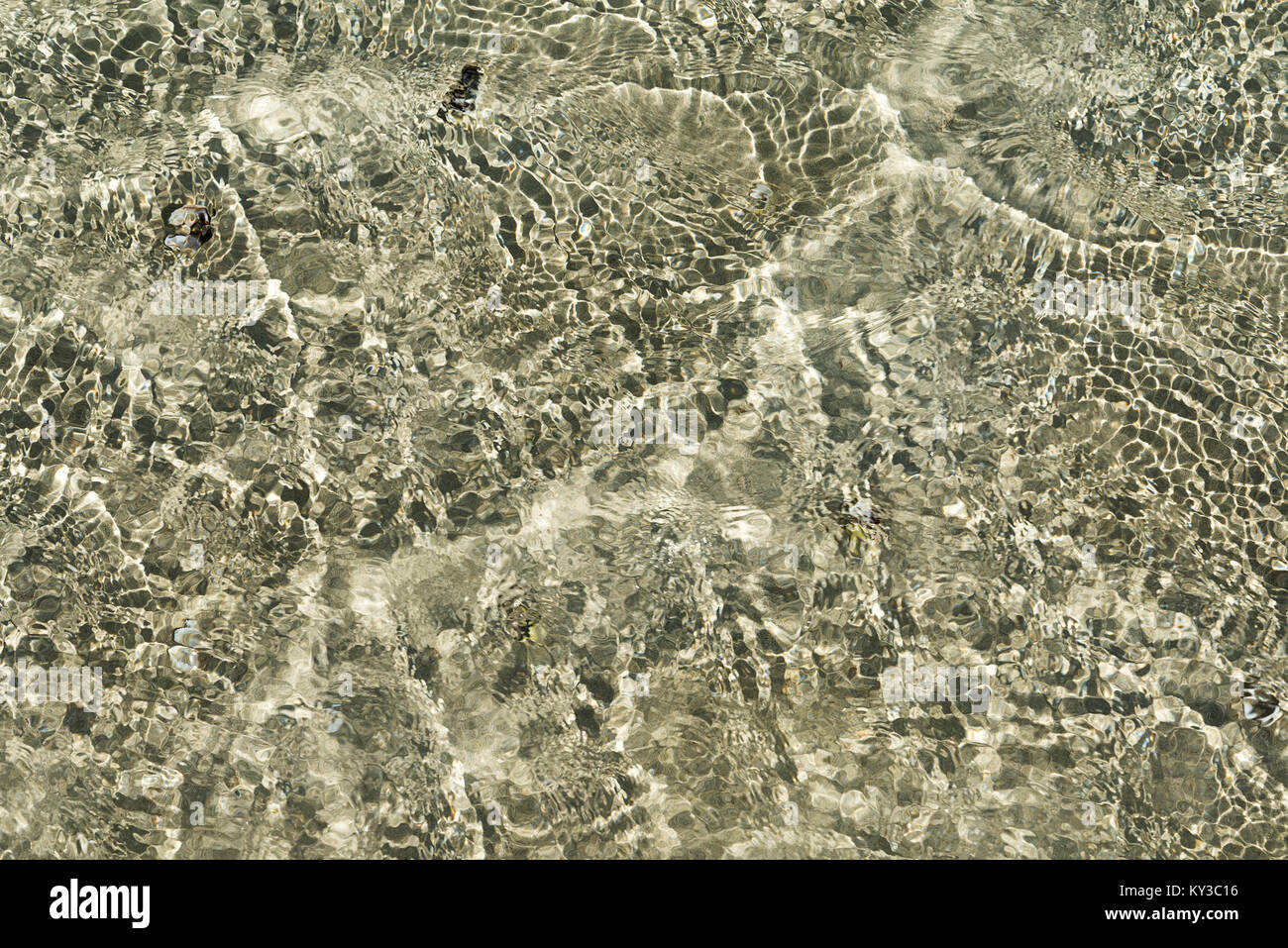 Sonne auf dem Wasser im Meer, See, Ozean. Die Beschaffenheit des Wassers. Stockfoto