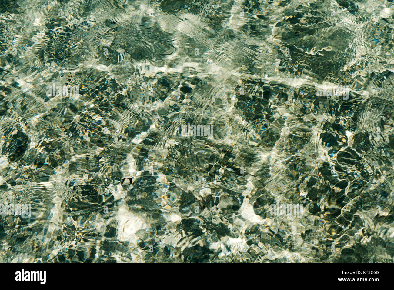 Sonne auf dem Wasser im Meer, See, Ozean. Die Beschaffenheit des Wassers. Stockfoto
