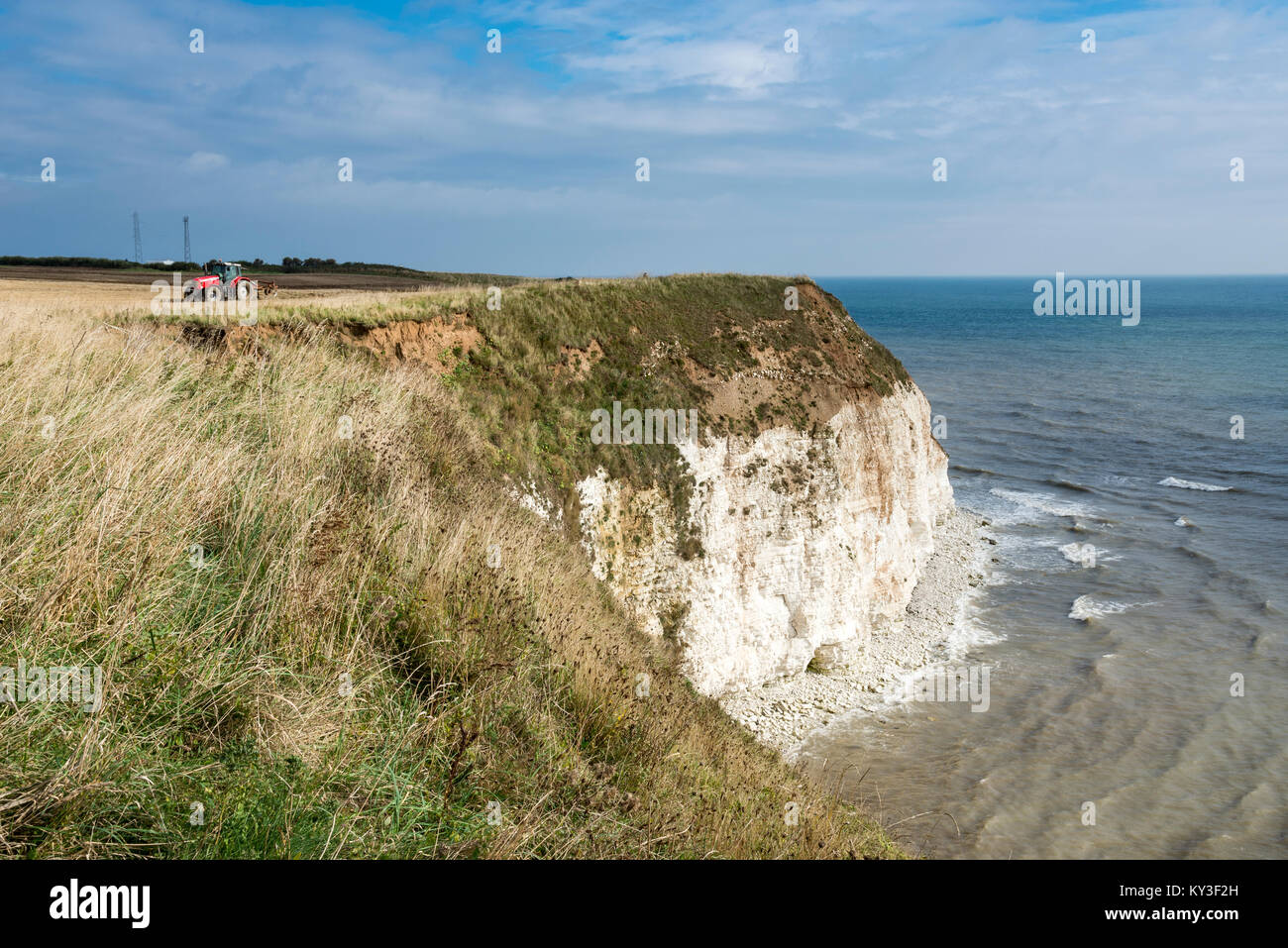 Traktor im Clifftop Felder bei Flamborough Head, North Yorkshire, England. Stockfoto