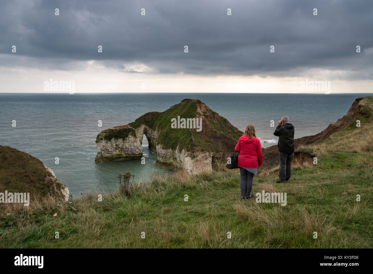 Reifes Paar Vogelbeobachtung am hohen Stapel, Flamborough Head, North Yorkshire, England. Stockfoto