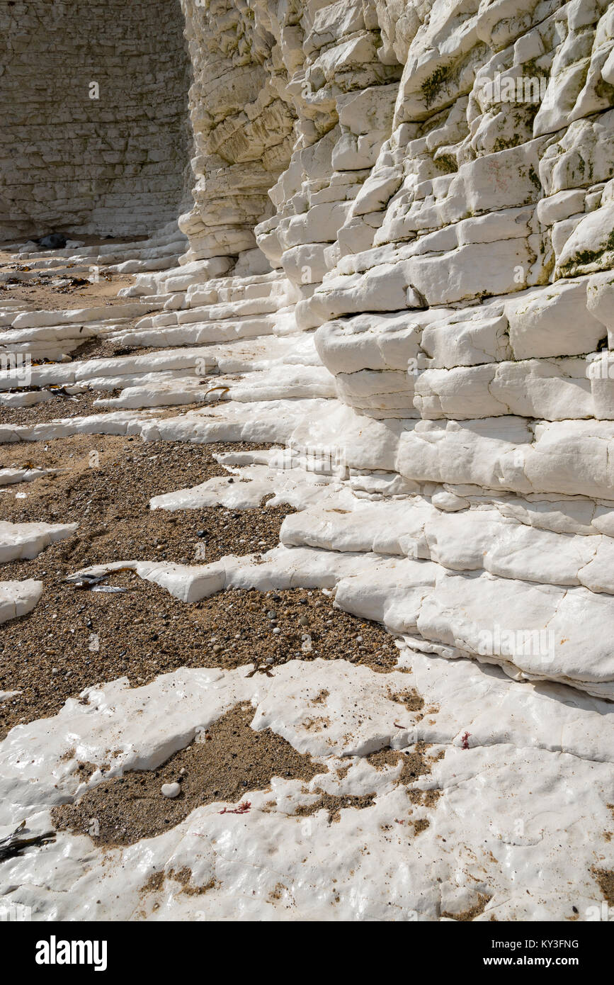 Nahaufnahme von Gesteinsschichten in Kreidefelsen am Selwicks Bay, North Yorkshire, England. Stockfoto