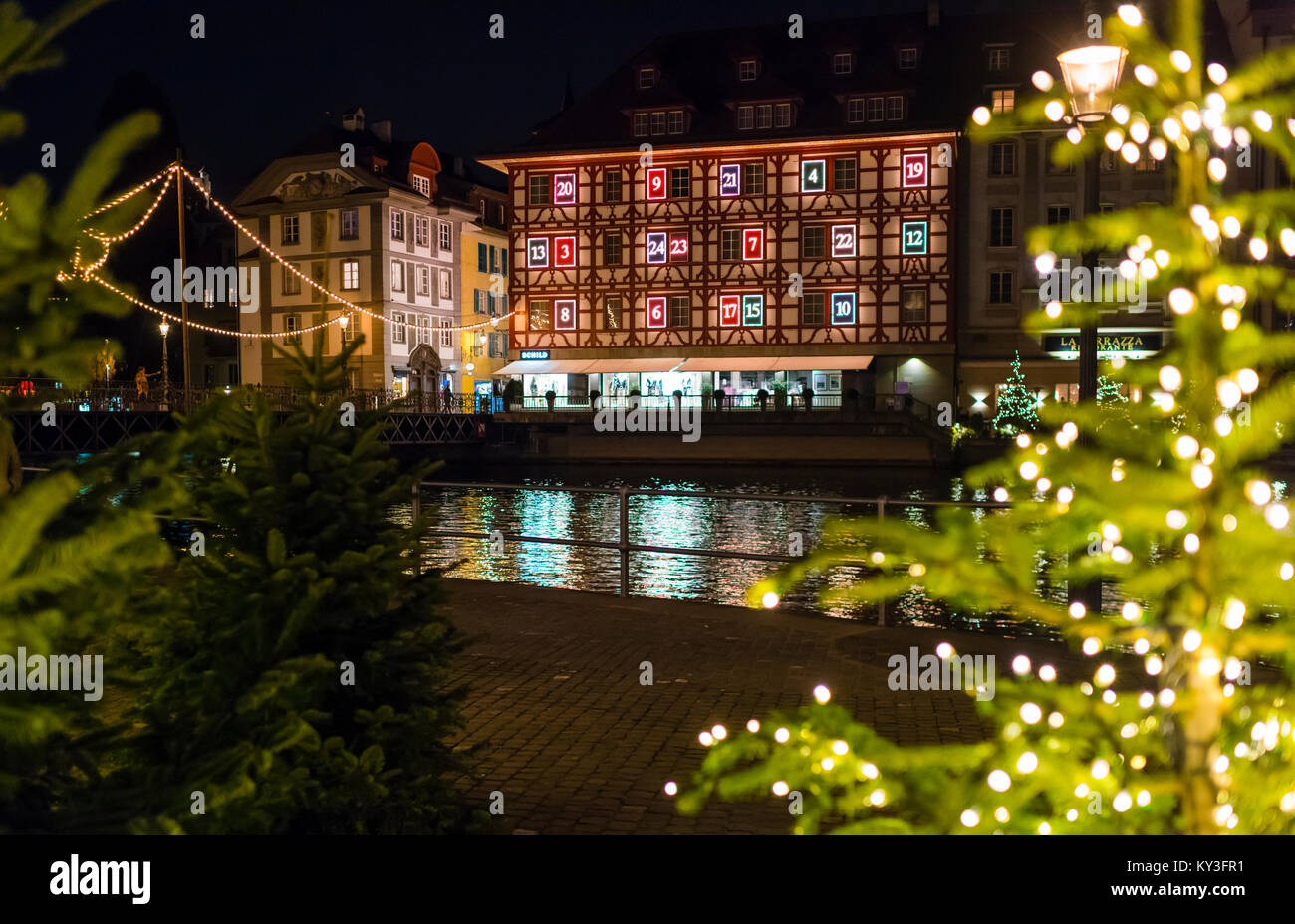 Luzern, Schweiz - 2. Dezember 2017: die Fassade eines Hauses in Luzern  zeigt eine beleuchtete Adventskalender wie Weihnachten Ornament  Stockfotografie - Alamy