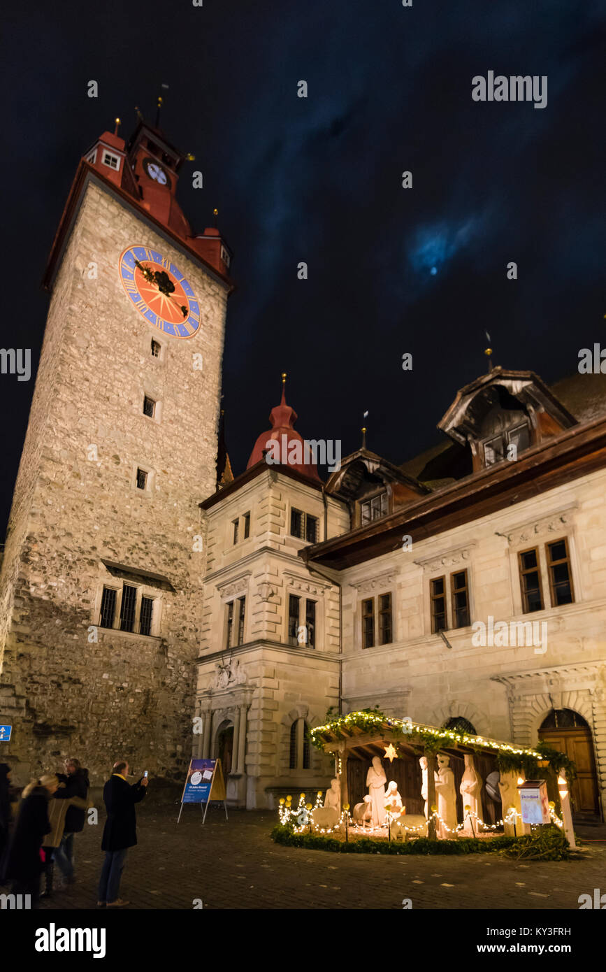 Luzern, Schweiz - 2. Dezember 2017: Nächtliche Krippe in der Altstadt von Luzern, Schweiz, während der Weihnachtszeit. Stockfoto