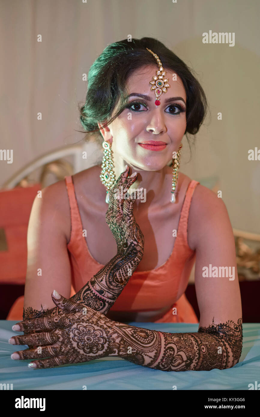 Mehndi Designs auf Hand und Arm der Braut für Indische Sikh Hochzeit Stockfoto