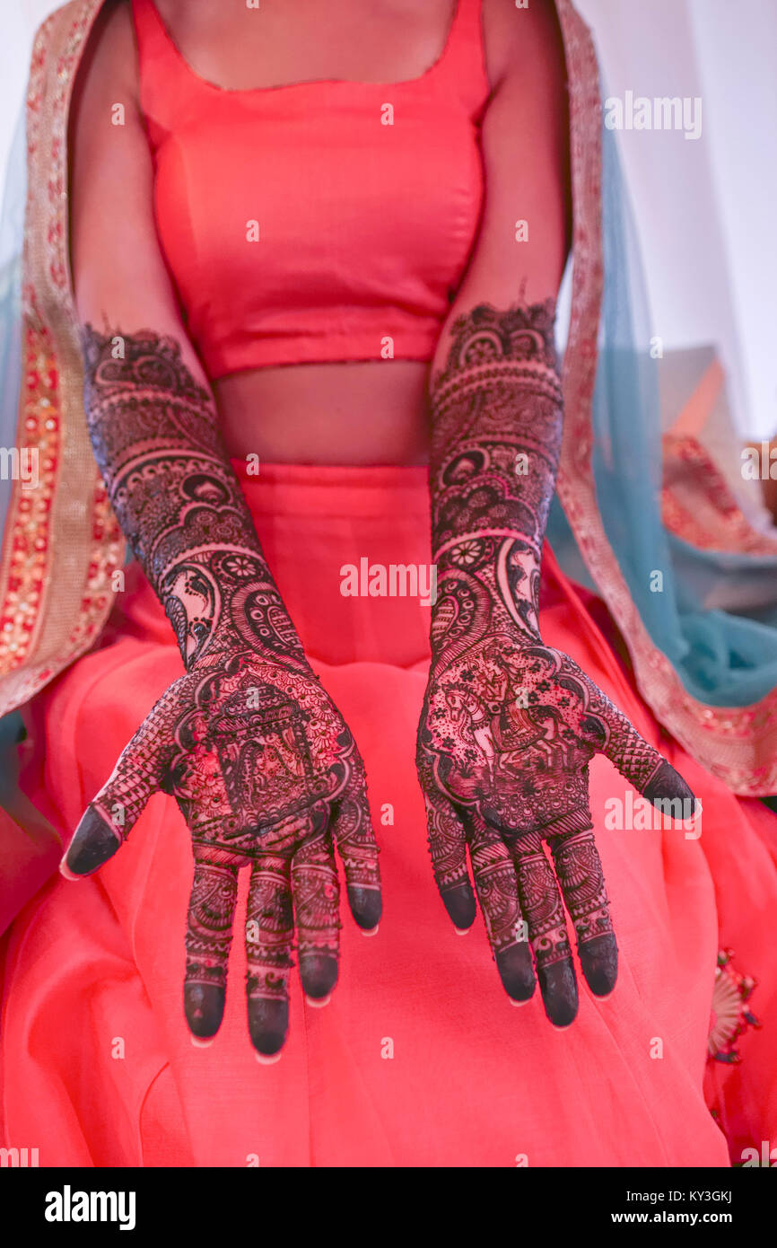 Mehndi Designs auf Hand und Arm der Braut für Indische Sikh Hochzeit Stockfoto
