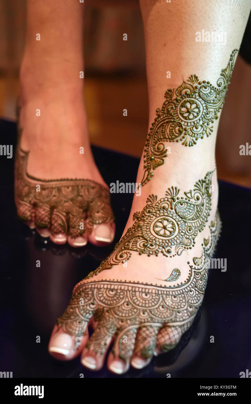 Mehndi Designs zu Fuß und Beine der Braut für die Indischen Sikh Hochzeit Stockfoto