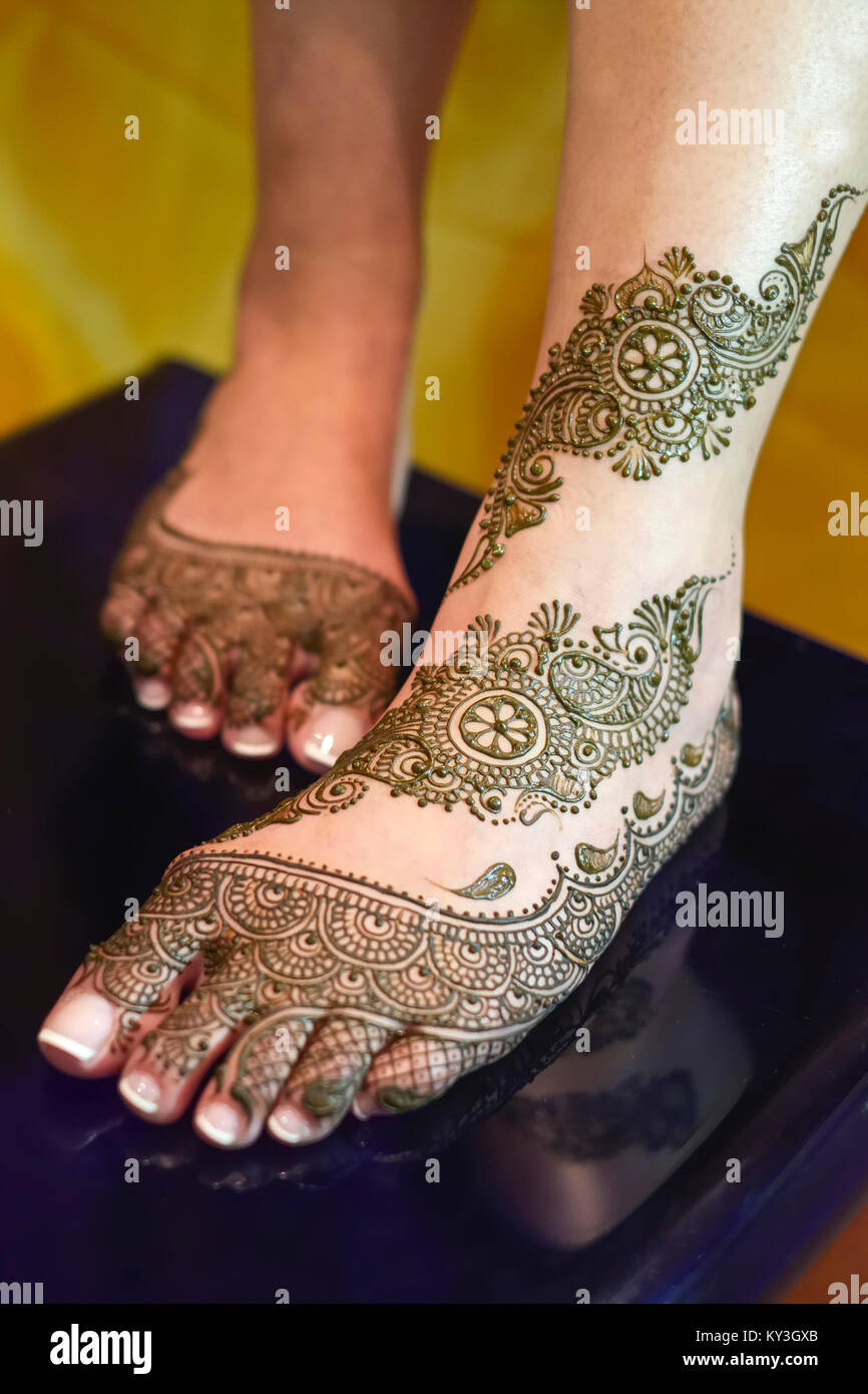 Mehndi Designs zu Fuß und Beine der Braut für die Indischen Sikh Hochzeit Stockfoto