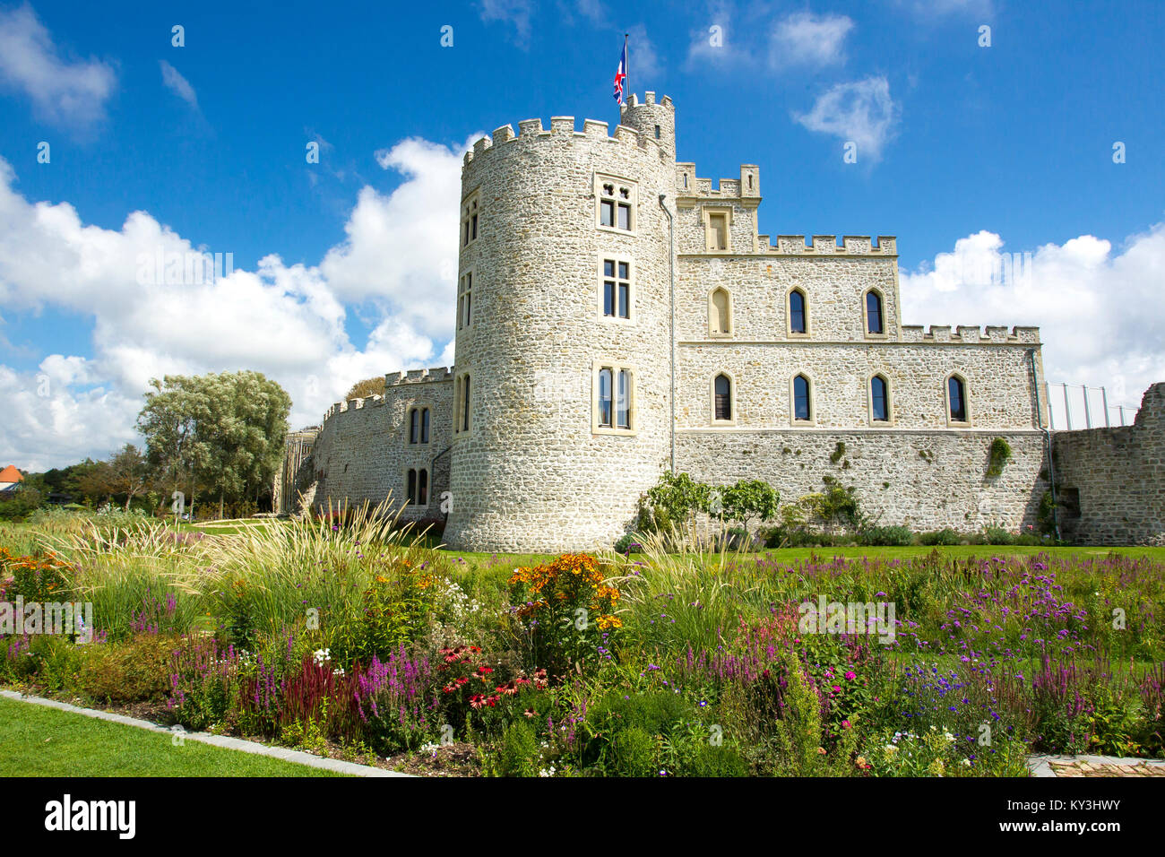 Hardelot Schloss in Condette, Chateau in der Tudor architektonischen Stil erbaut auf den Ruinen der ehemaligen mittelalterlichen Burg. Das Chateau ist die Heimat der Ent Stockfoto