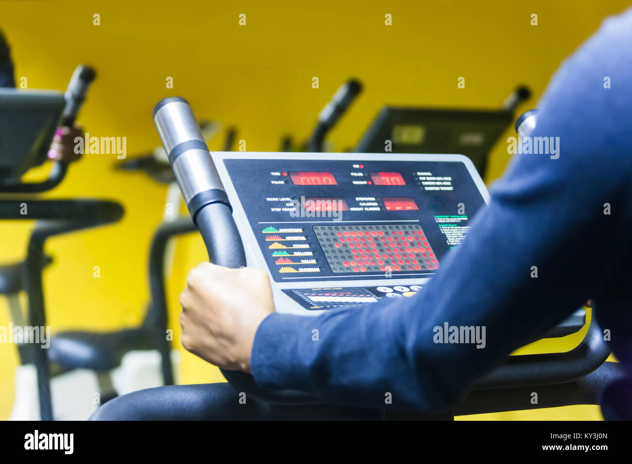 Afrikanische Frau auf Laufband Stockfoto