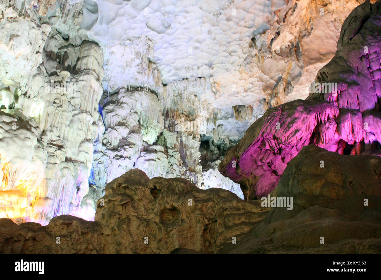 Farbe leuchten auf der Wand der grossen Höhle in der Halong Bay, Vietnam Stockfoto