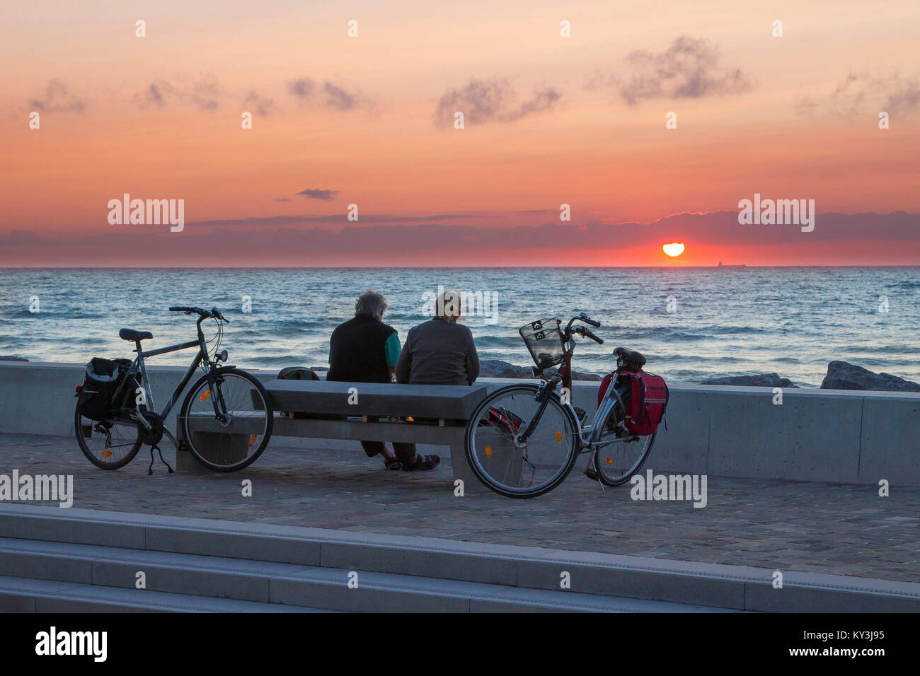 Calais (Frankreich): paar ältere Personen sitzen auf einer Bank mit Blick auf das Meer, den Blick auf den Sonnenuntergang über der "Cote d'Opale' Küste Stockfoto