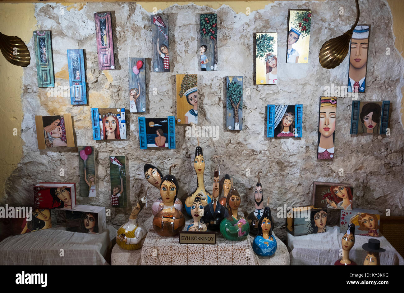 Bemalte Gesichter in Kürbisse und andere Kunstwerke in einem kleinen Souvenirshop in Paphos, Altstadt. Stockfoto