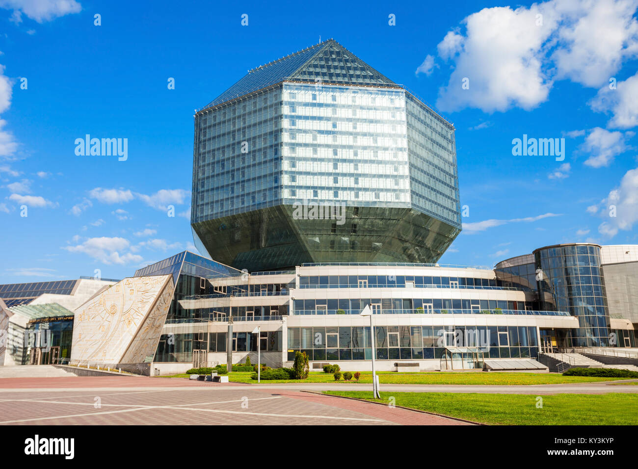 MINSK, Weißrussland - Mai 06, 2016: Die nationale Bibliothek von Belarus ist ein Urheberrecht Bibliothek der Republik Belarus. Es ist jetzt in einer neuen 72 Meter entfernt Stockfoto