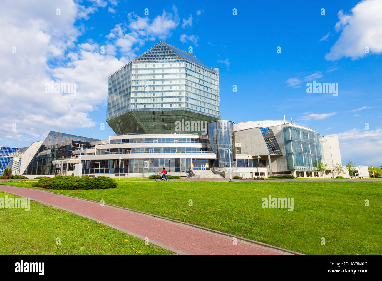 MINSK, Weißrussland - Mai 06, 2016: Die nationale Bibliothek von Belarus ist ein Urheberrecht Bibliothek der Republik Belarus. Es ist jetzt in einer neuen 72 Meter entfernt Stockfoto