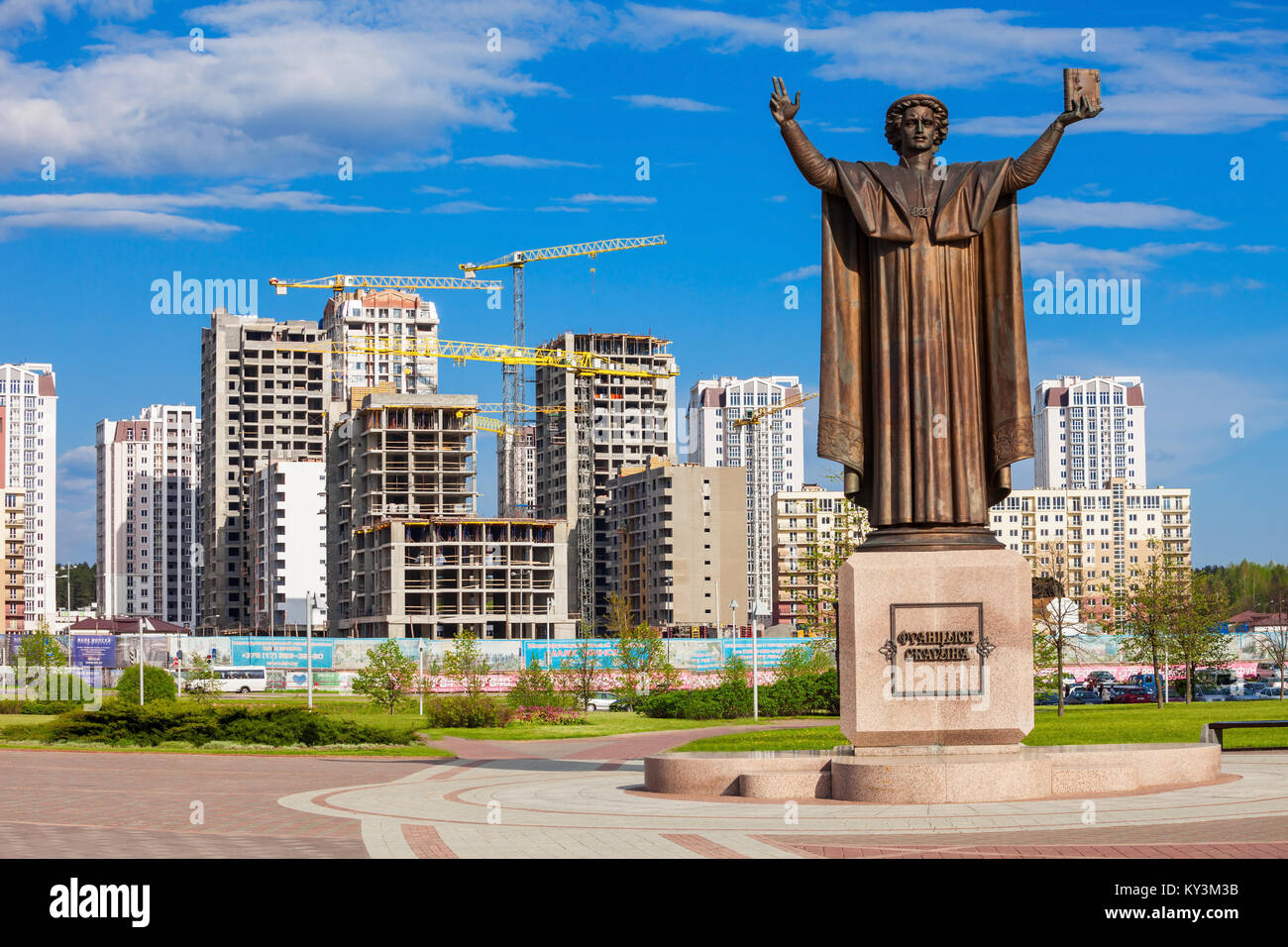MINSK, Weißrussland - Mai 06, 2016: Francysk Skaryna (oder Francisk Skorina) Monument und neue Apartmentanlage Mayak in Minsk, Belarus. Es ist in der Nähe von t Stockfoto