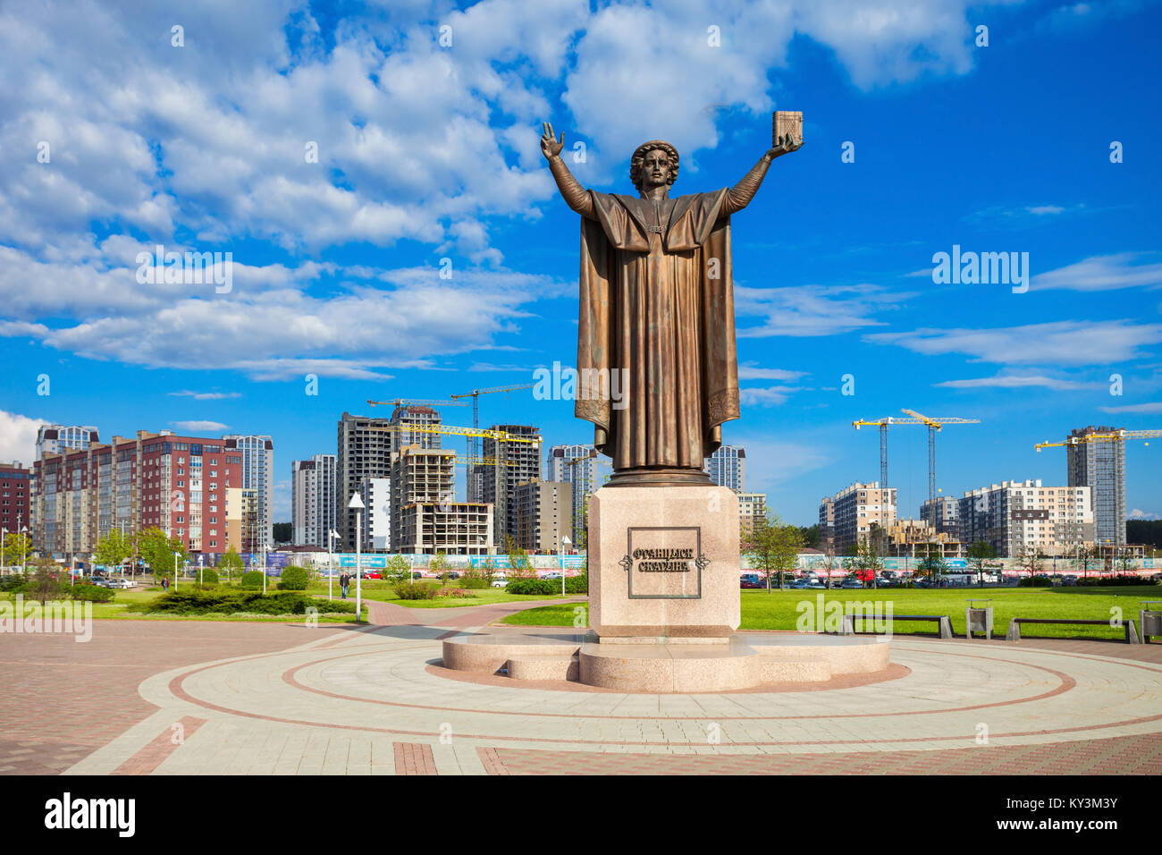 MINSK, Weißrussland - Mai 06, 2016: Francysk Skaryna (oder Francisk Skorina) Monument und neue Apartmentanlage Mayak in Minsk, Belarus. Es ist in der Nähe von t Stockfoto