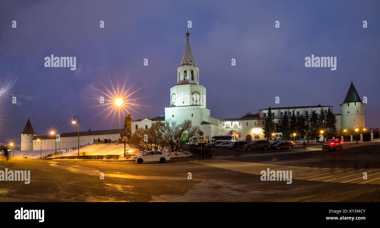 Blick auf den Kasaner Kreml im Winter abends, Kazan, Russland Stockfoto