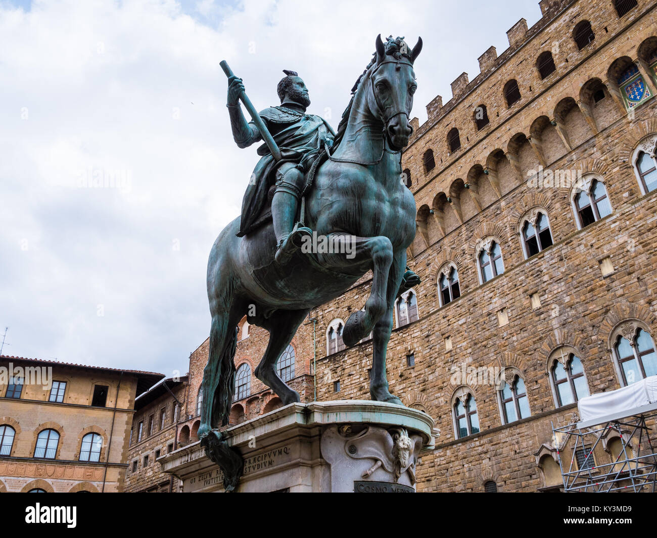 Bronzestatue von Cosimo Medici, sitzend auf einem Pferd, in einem Platz in der Nähe des Palazzo Vecchio in Florenz, Italien Stockfoto