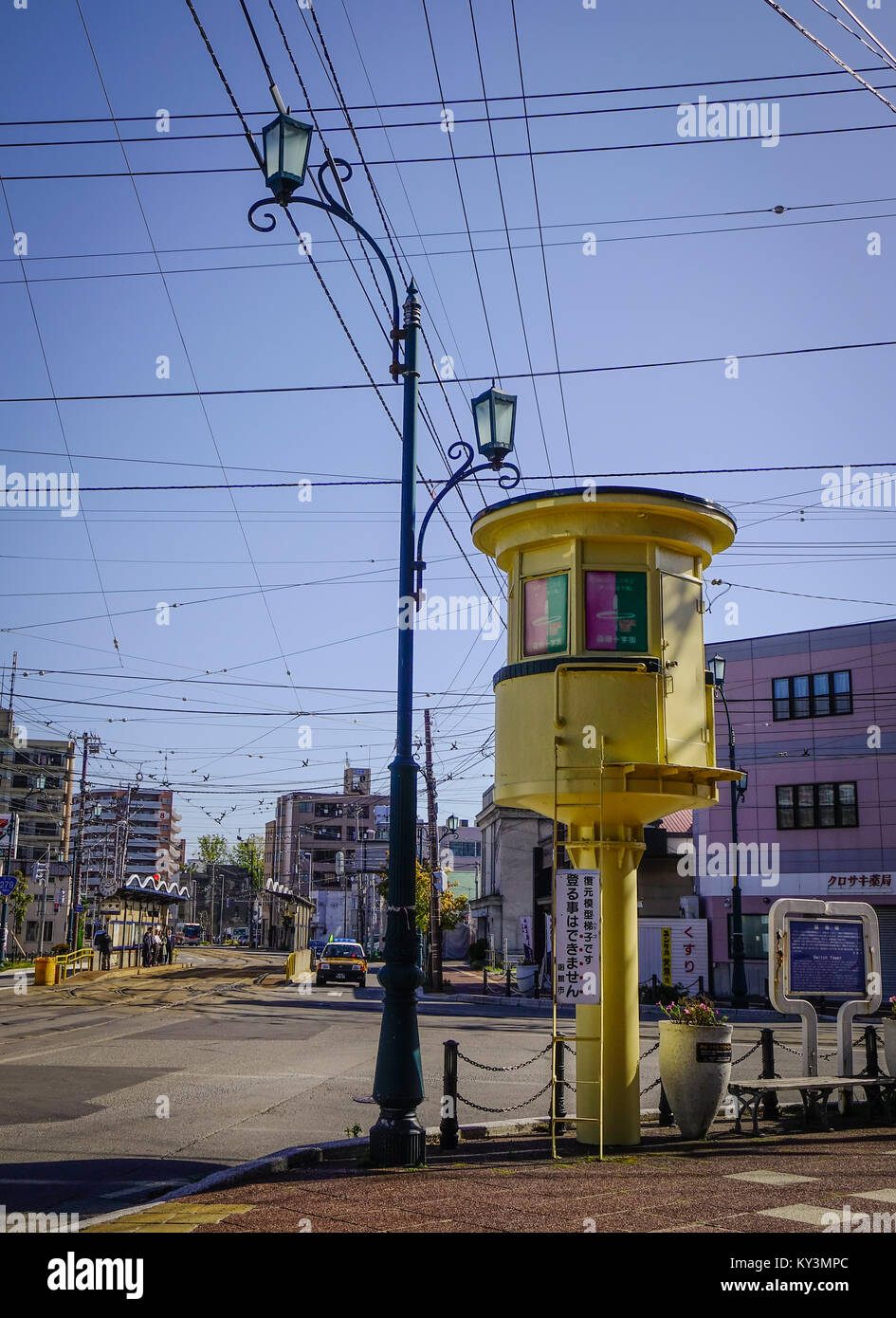 Hakodate, Japan - Nov 1, 2017. Eine alte Straße mit Vintage Verkehr Lampe in Hakodate, Japan. Hakodate ist eine der wichtigsten Städte auf Hokkaido, Japan Nort Stockfoto