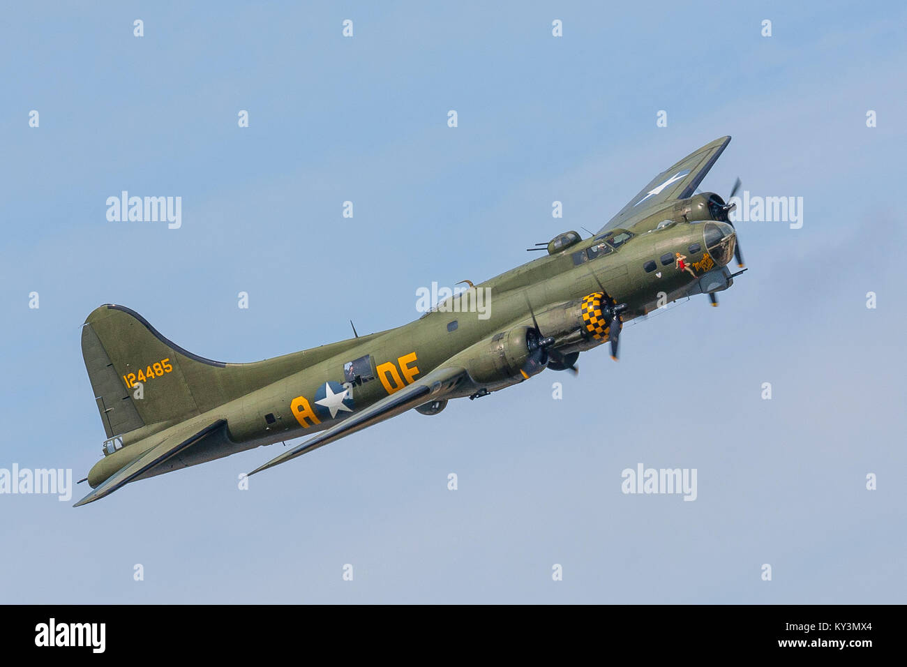 B-17 Flying Fortress SALLY B an den Tragflächen & Räder Display, Dunsfold, Surrey 2017 Stockfoto