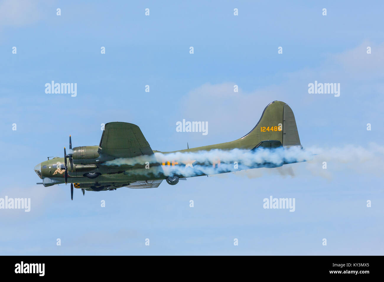 B-17 Flying Fortress SALLY B an den Tragflächen & Räder Display, Dunsfold, Surrey 2017 Stockfoto