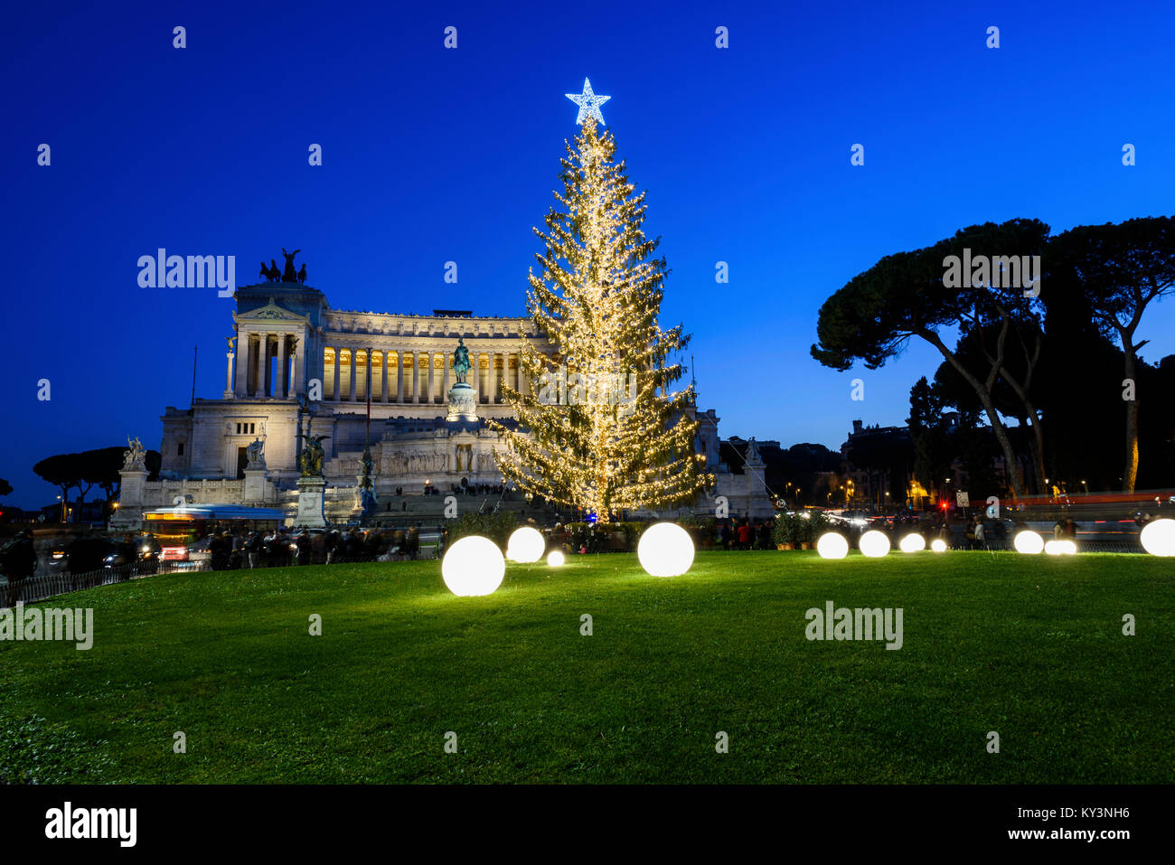 Der Weihnachtsbaum von Rom 2017 Spelacchio, in einer Nacht Aussicht auf die Piazza Venezia mit dem Denkmal der Altar des Vaterlandes auf Hintergrund aufgerufen. Stockfoto