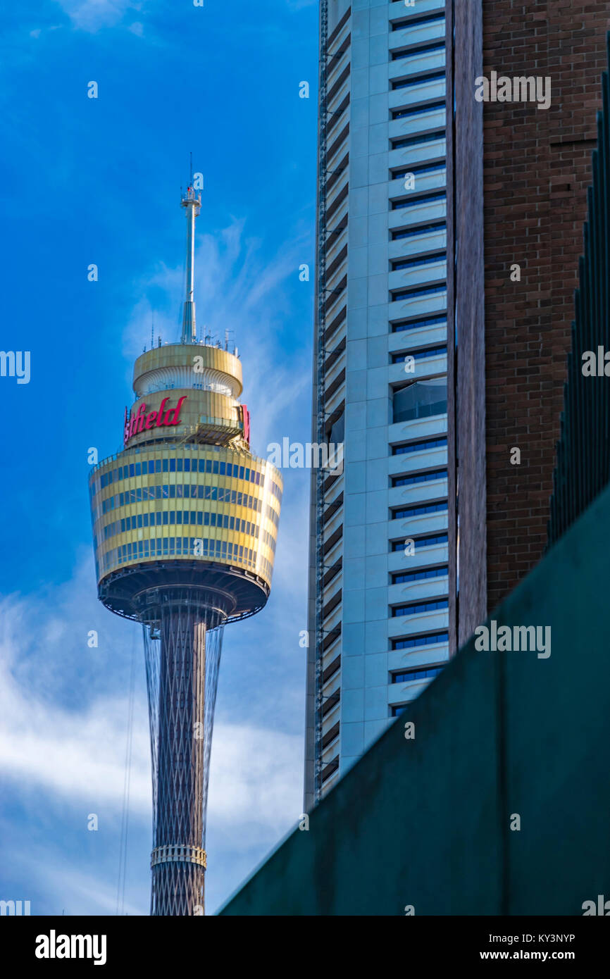 SYDNEY, Australien. - Am 23. Februar 2016. Sydney Tower unter den modernen Hochhäusern, Sydney Skyline bei Tag. Stockfoto