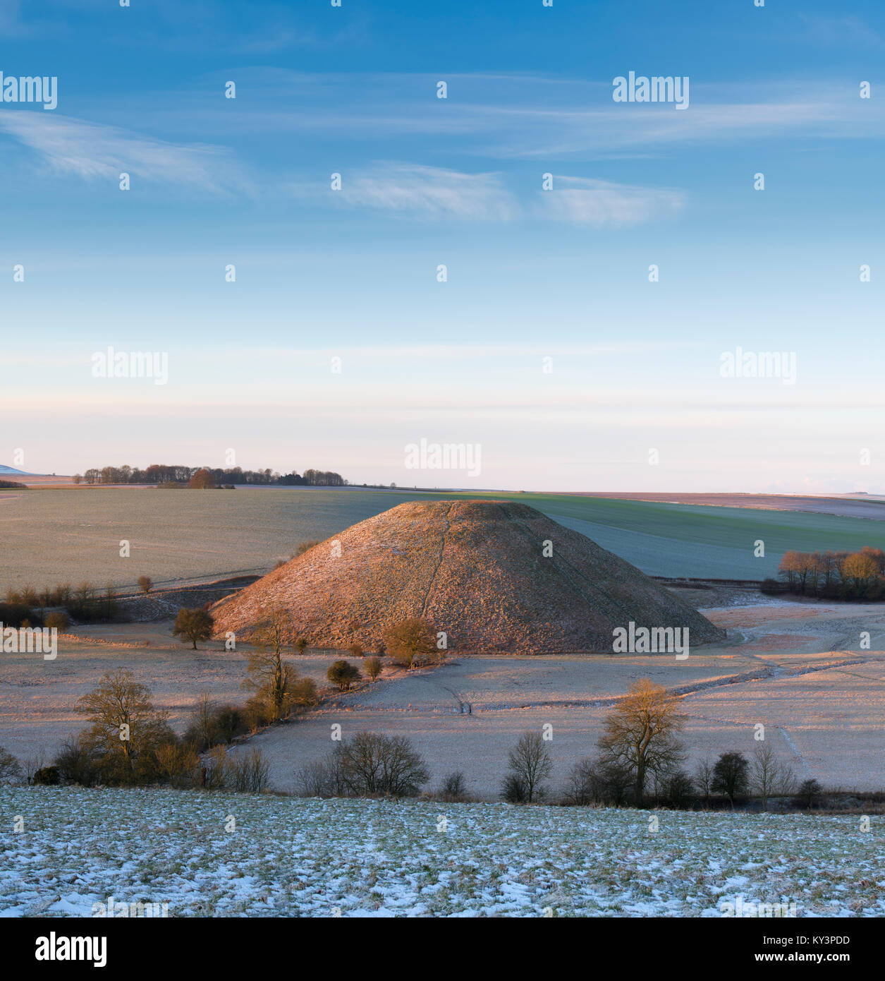 Silbury Hill im Winter bei Sonnenaufgang. Avebury, Wiltshire, England Stockfoto
