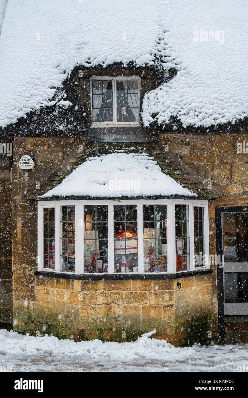 Die Cotswolds Chocolate Company Shop im Schnee. Broadway Cotswolds, Worcestershire, England Stockfoto