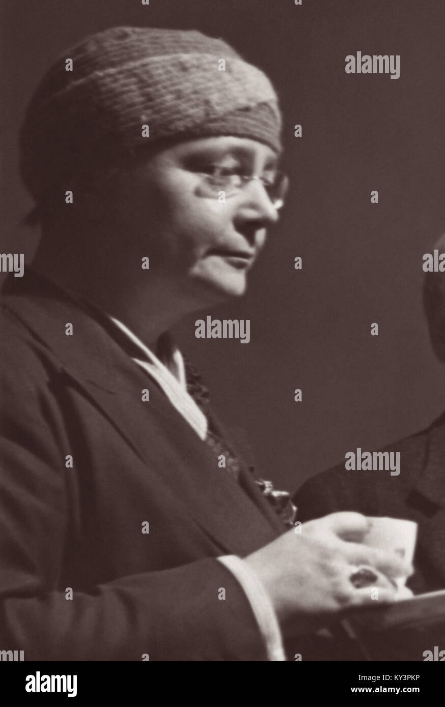 Porträt der englischen Schriftstellerin Dorothy Sayers (1893-1957) Auf einer Konferenz am 10. Dezember 1941, in dem Sie mit Pressevertreter met zu erklären ihre neue Serie von religiösen spielt mit dem Titel "Der Mann geboren werden King', die beginnen würde, auf die die Kinder- Stunde, BBC Home Service, am 21. Dezember. Stockfoto