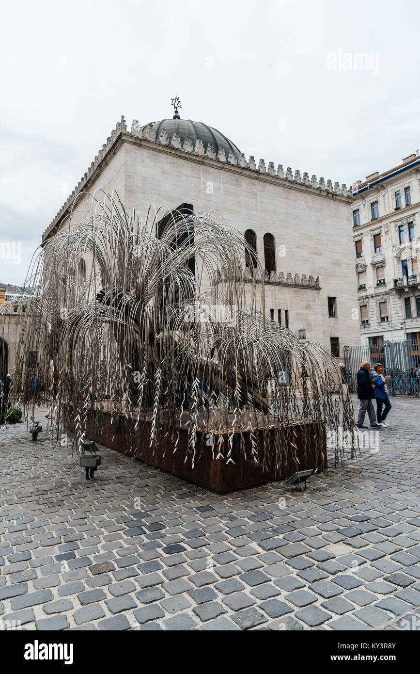 Budapest, Ungarn - 13. August 2017: Die trauerweide Skulptur im Memorial Garden der Großen Synagoge in Budapest. Stockfoto