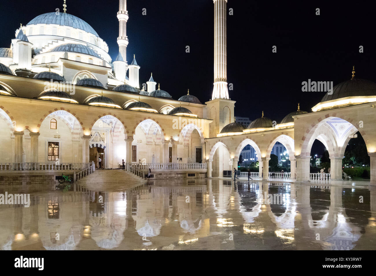Im Herzen von Tschetschenien Moschee, bei Nacht beleuchtet, Grosny, Tschetschenien Stockfoto