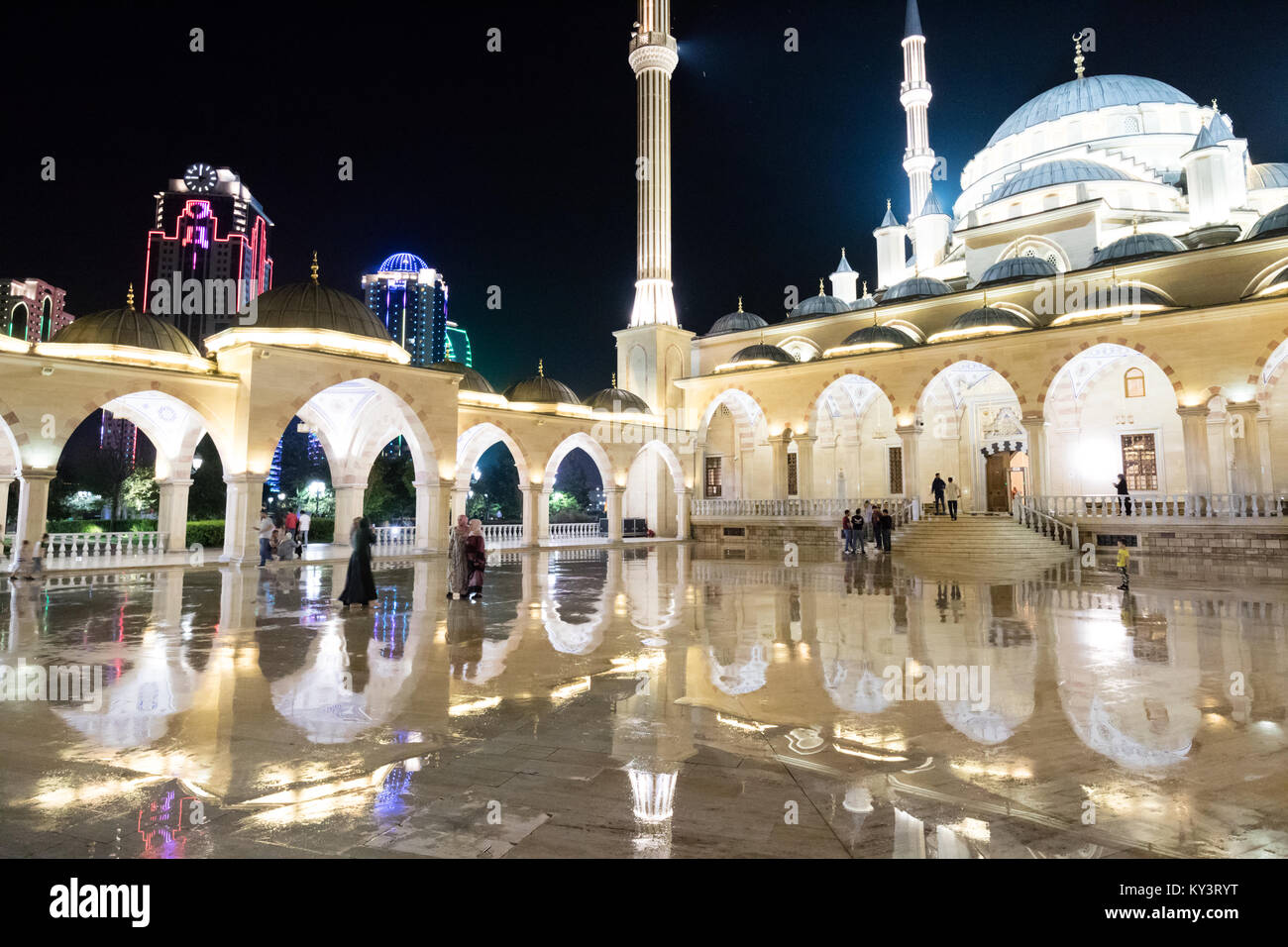 Im Herzen von Tschetschenien Moschee, bei Nacht beleuchtet, Grosny, Tschetschenien Stockfoto