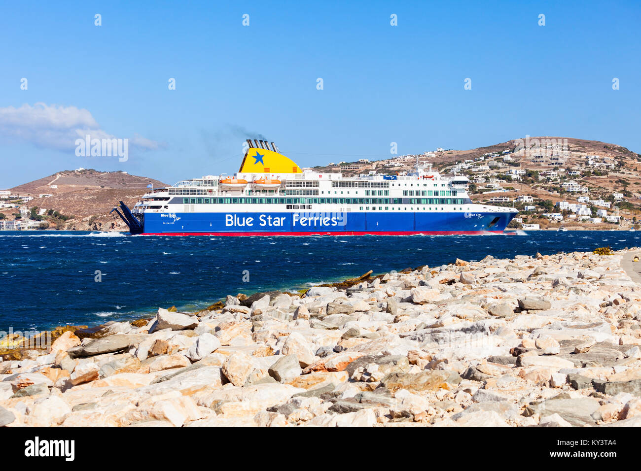 Insel Paros, Griechenland - 25. OKTOBER 2016: Blue Star Ferry im Meer in der Nähe von Inseln der Kykladen in Griechenland Aegian Meer. Stockfoto