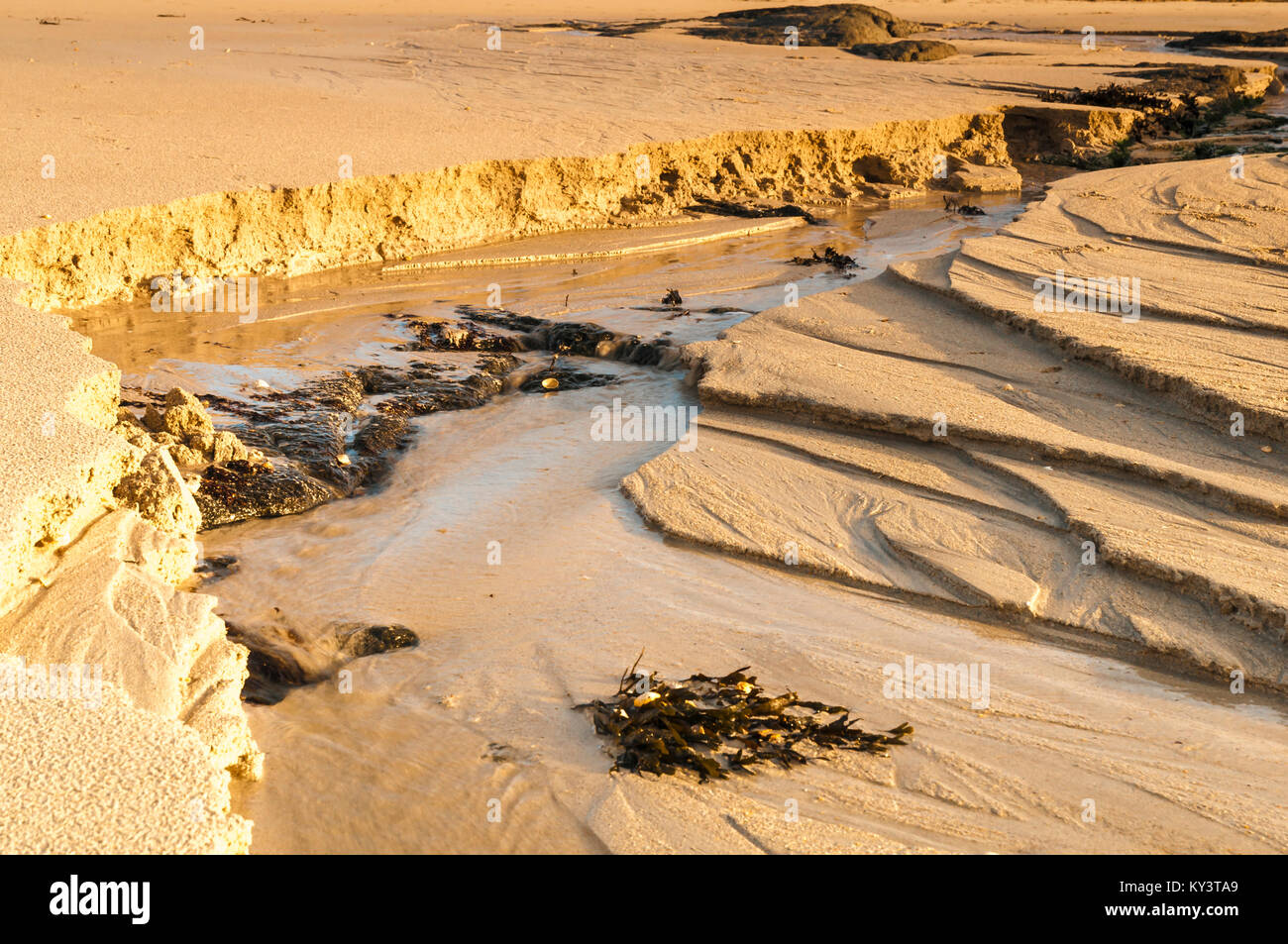 Wasser tv Cut in den Sand durch Verbrennungen bei Ebbe auf Sanna Bay, Lochaber, Ardnamurchan, Schottland. 01. Januar 2018. Stockfoto
