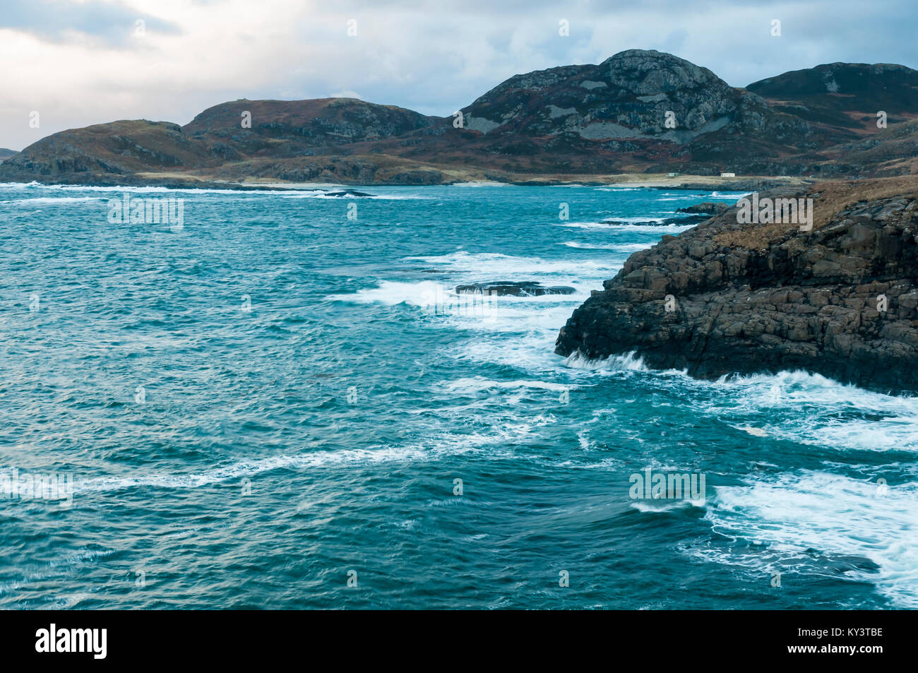 Blick nach Norden von der Ardnamurchan Lighthouse am Punkt der Ardnamurchan in Richtung Sgurr nam Meann und Portuairk, Schottland. 01. Januar 2018. Stockfoto