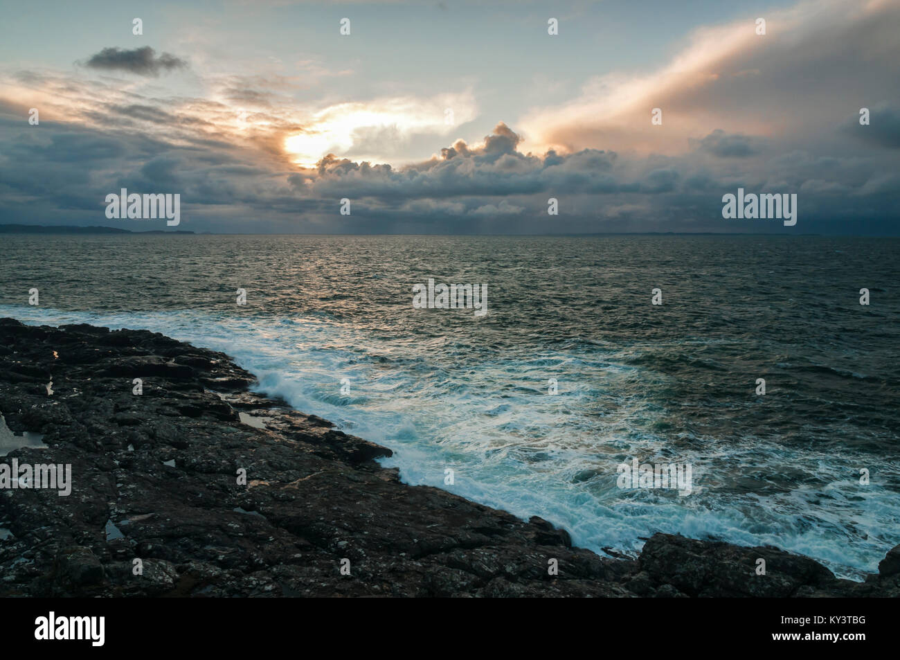 Suchen south west von Ardnamurch Leuchtturm, den Gang entlang von Tyree, mit der Insel Mull auf dem entfernten Links. 01. Januar 2018. Stockfoto