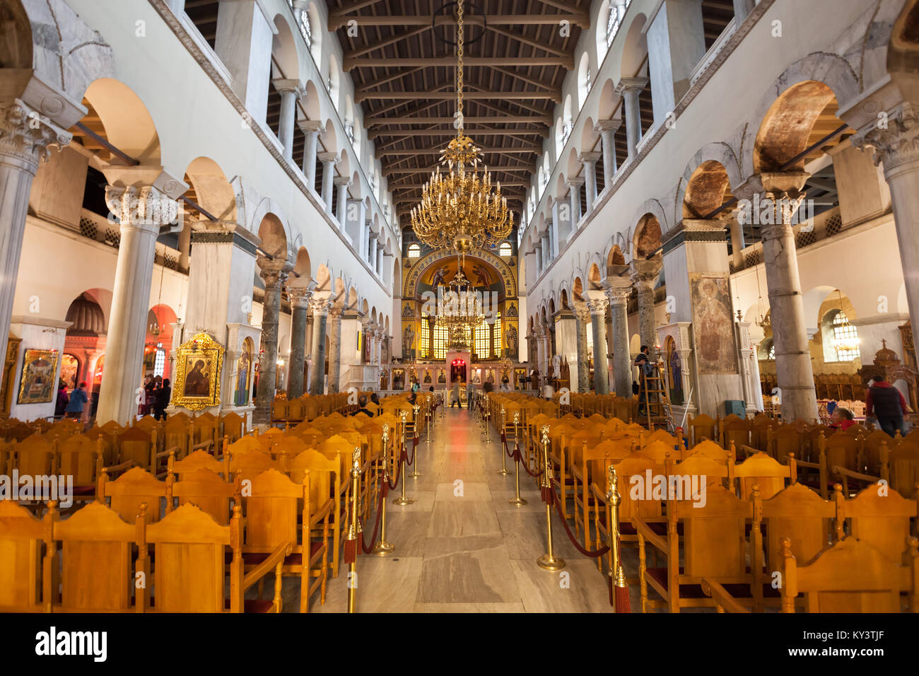 THESSALONIKI, Griechenland - 11. Oktober 2016: Die Kirche des Hl. Demetrius oder Hagios Demetrios Interieur. Es ist das wichtigste Heiligtum gewidmet Saint Demet Stockfoto