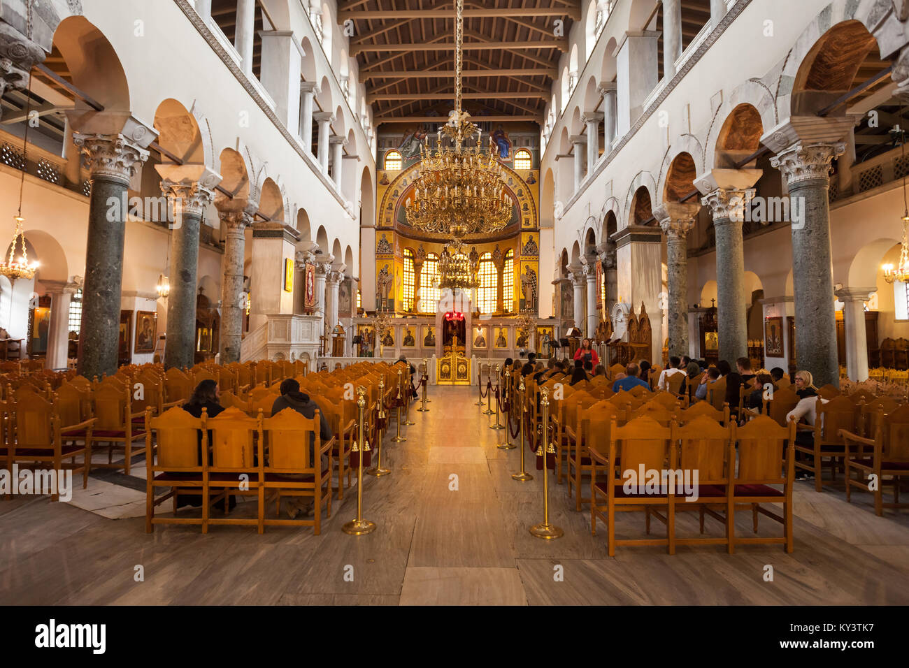 THESSALONIKI, Griechenland - 11. Oktober 2016: Die Kirche des Hl. Demetrius oder Hagios Demetrios Interieur. Es ist das wichtigste Heiligtum gewidmet Saint Demet Stockfoto