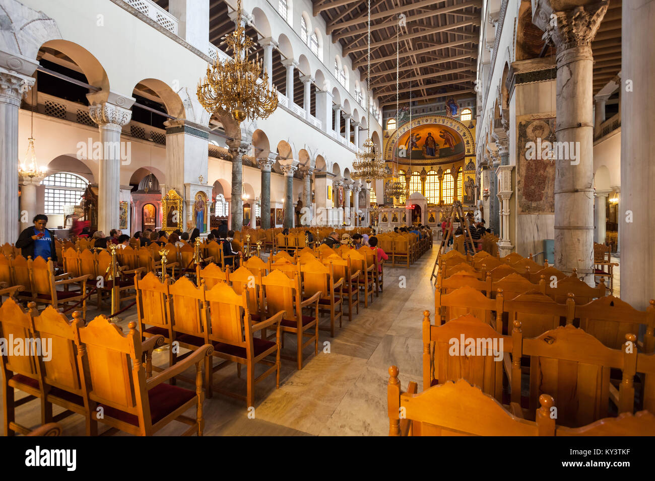 THESSALONIKI, Griechenland - 11. Oktober 2016: Die Kirche des Hl. Demetrius oder Hagios Demetrios Interieur. Es ist das wichtigste Heiligtum gewidmet Saint Demet Stockfoto