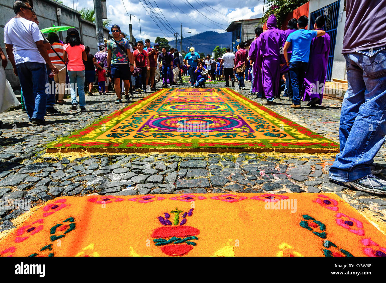 Antigua, Guatemala - 15. März 2015: Straße des gefärbten Sägespänen Fastenzeit Prozession Teppiche in der Stadt mit dem berühmtesten Feierlichkeiten zur Karwoche in Lateinamerika Stockfoto