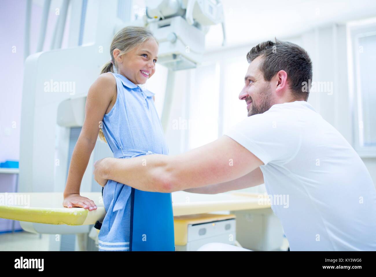 Arzt Vorbereitung junger Mädchen für x-ray im Krankenhaus. Stockfoto