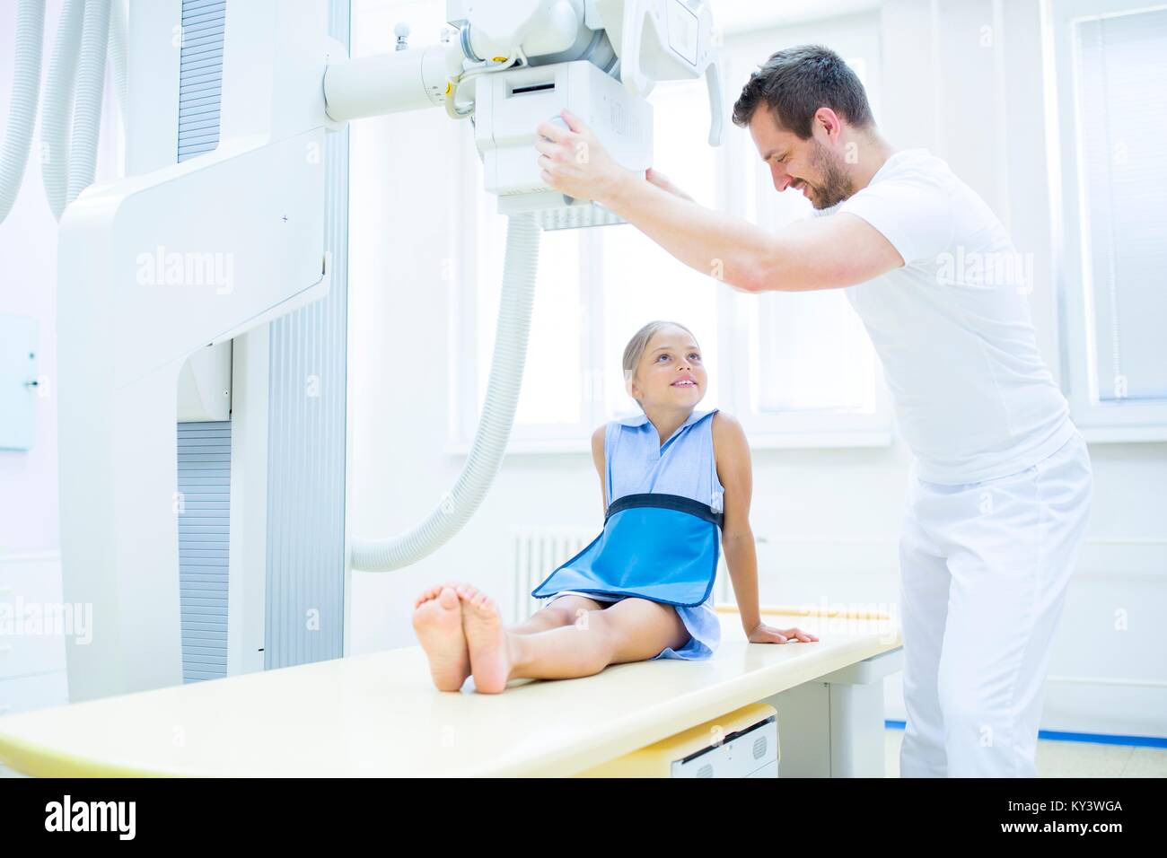 Arzt Vorbereitung junger Mädchen für x-ray im Krankenhaus. Stockfoto
