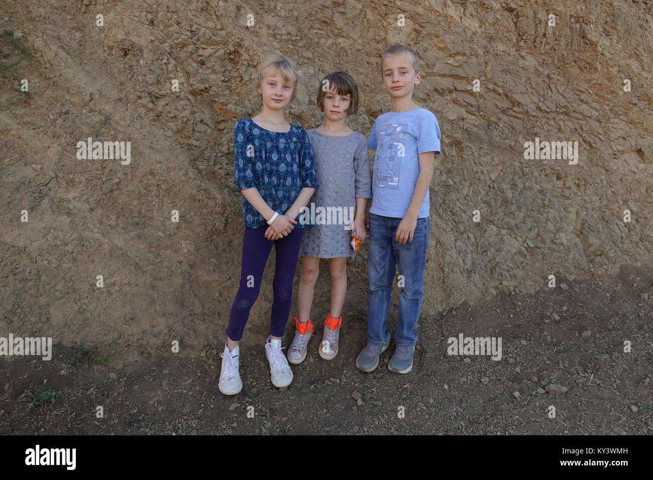 Drei Kinder ernsthaft Kamera im Freien Stockfoto