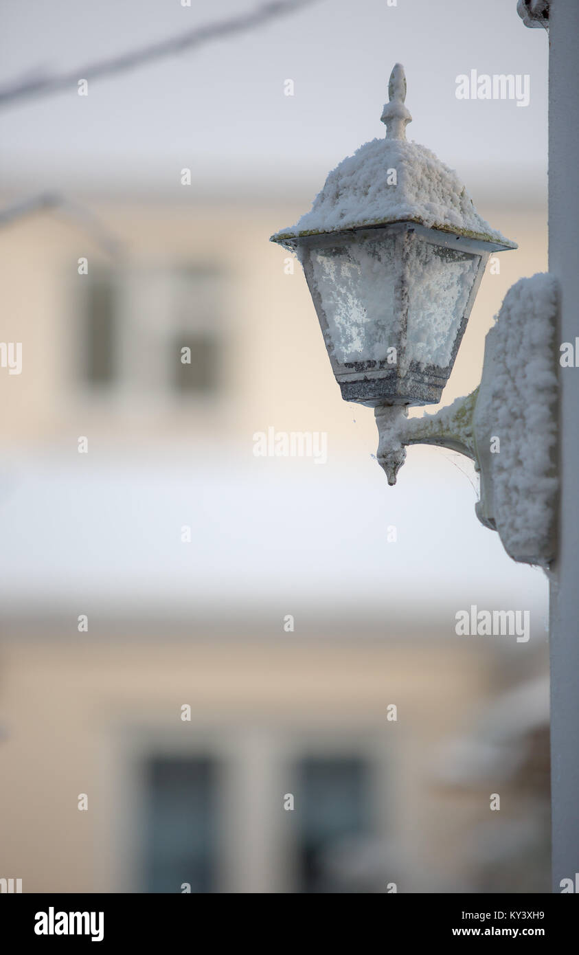 Helle winter Schuß close up Erfassung von einem traditionellen Stil outdoor Trainer Laterne in Schnee bedeckt. Soft-Fokus Hintergrund zeigt schneebedeckte Eigenschaft. Stockfoto