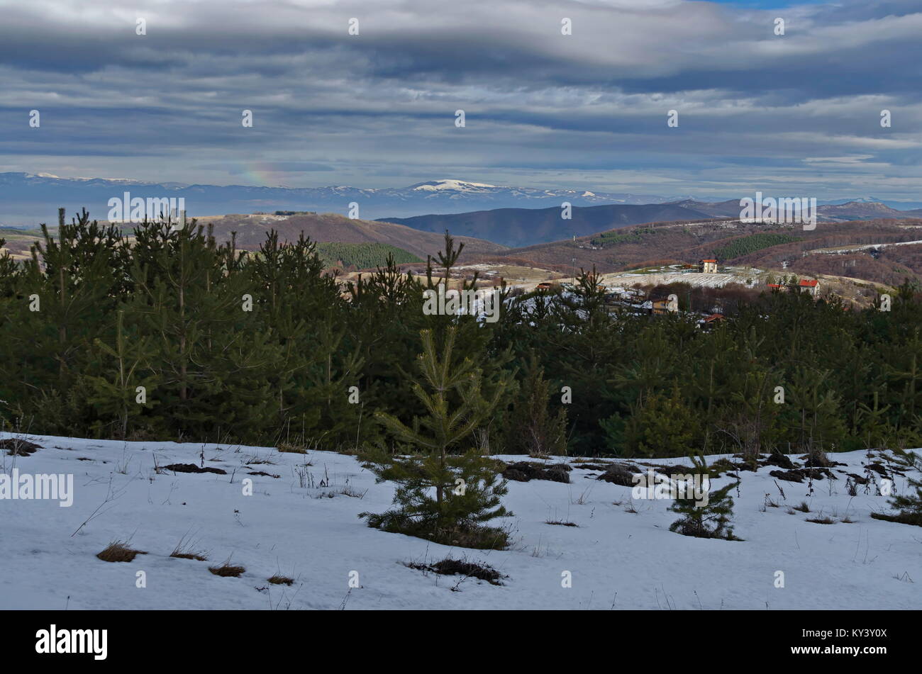 Majestätischen Blick auf bewölkter Himmel, im Winter die Berge, verschneite Lichtung, Wohnviertel, Nadel- und Laubwald von Plana Berg in Richtung Balkan mounta Stockfoto